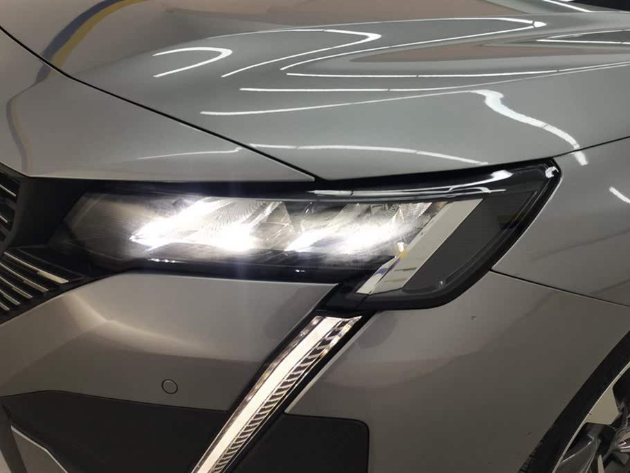 Peugeot 408 1.6T "Версия, стремящаяся к свету" 2022 года
