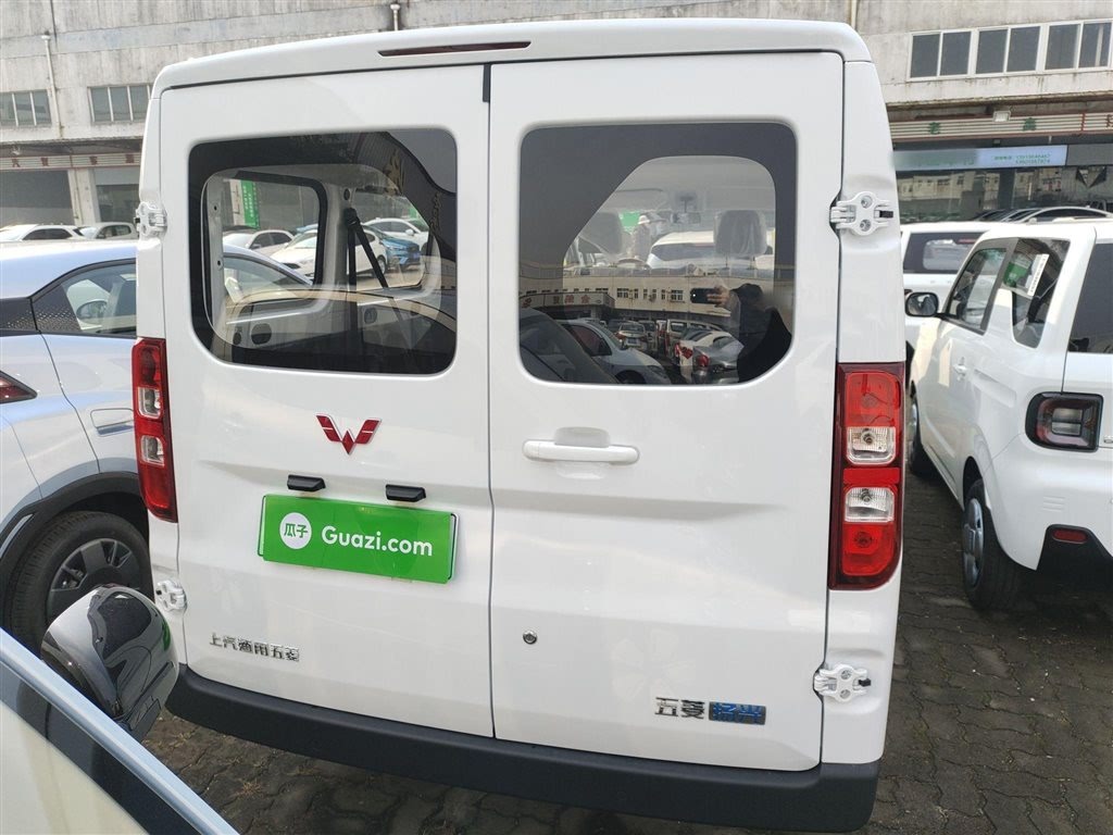 Wuling Yangguang 2024 300KM Comfort Passenger Van 75kW