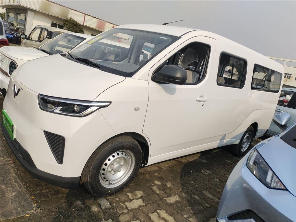 Wuling Yangguang 2024 300KM Comfort Passenger Van 75kW