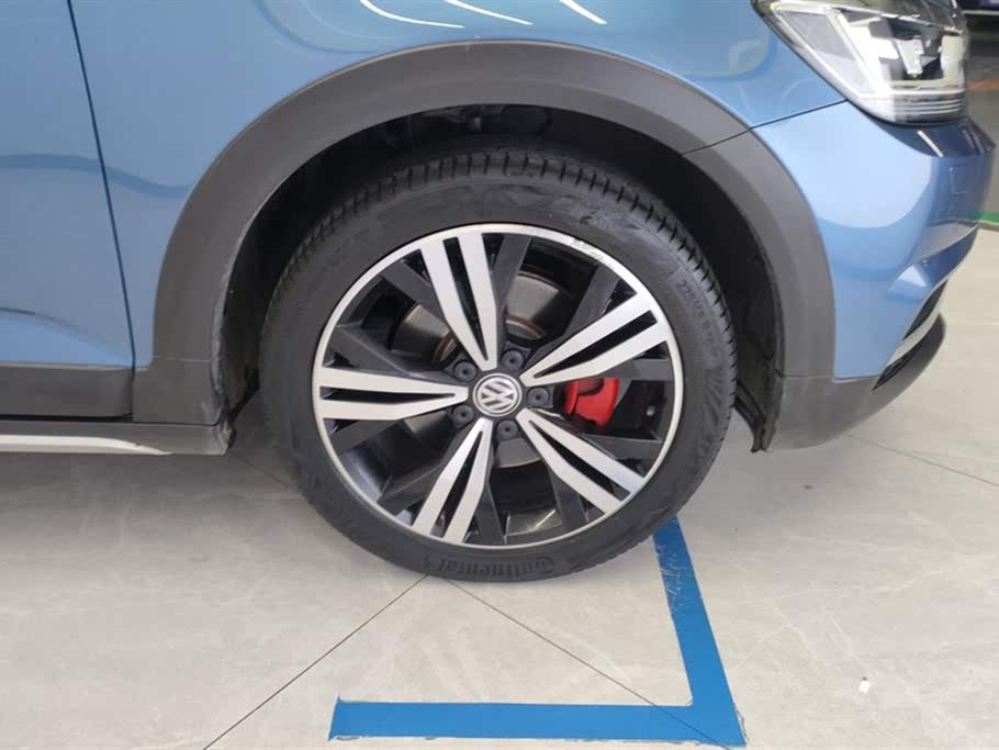 Volkswagen Touran L 280TSI DSG Adventure 7-местный, 2021 год