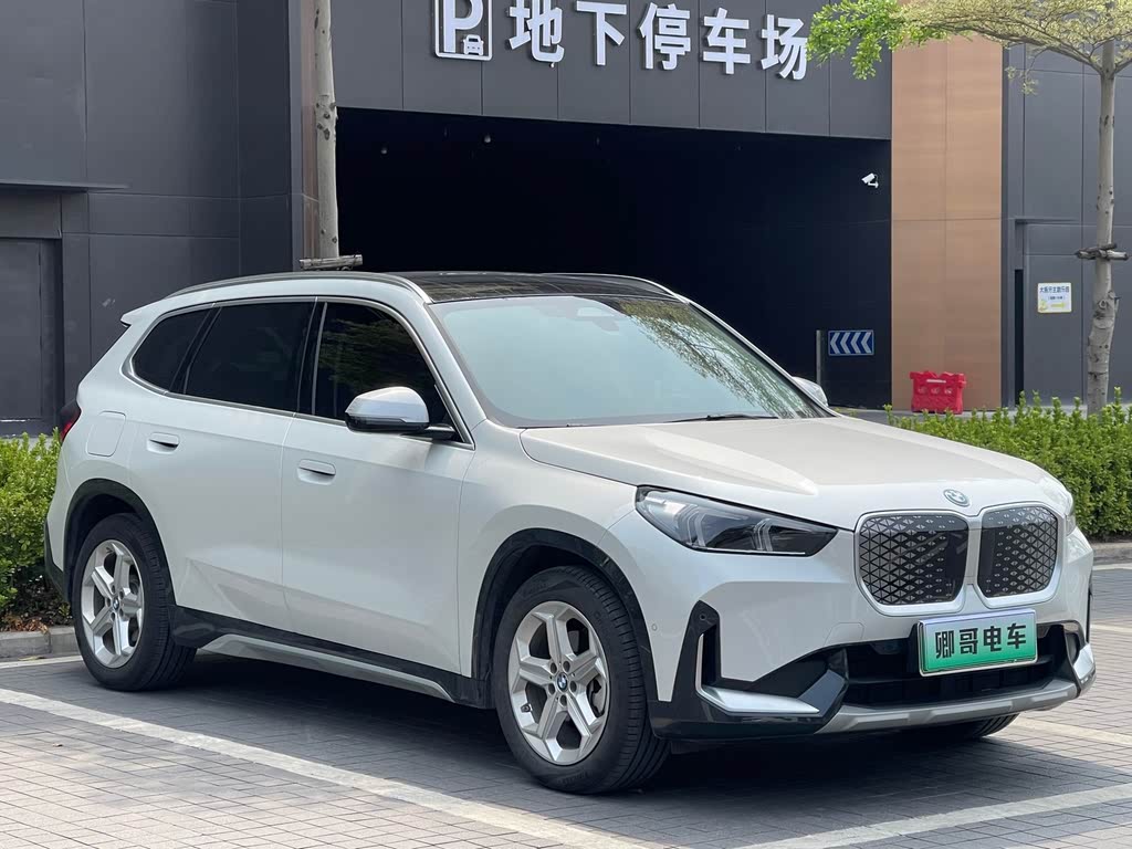 BMW iX1 2023 eDrive25L X Design
