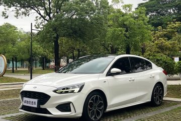 Ford Focus Sedan EcoBoost 180 ST Line (2020)