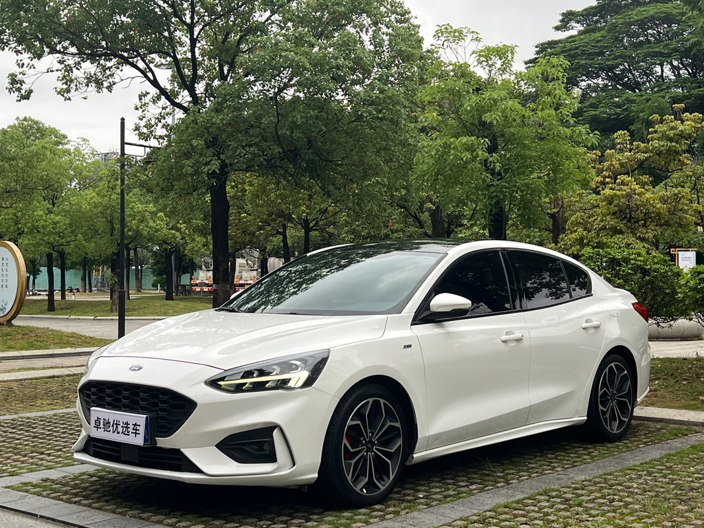 Ford Focus Sedan EcoBoost 180 ST Line (2020)