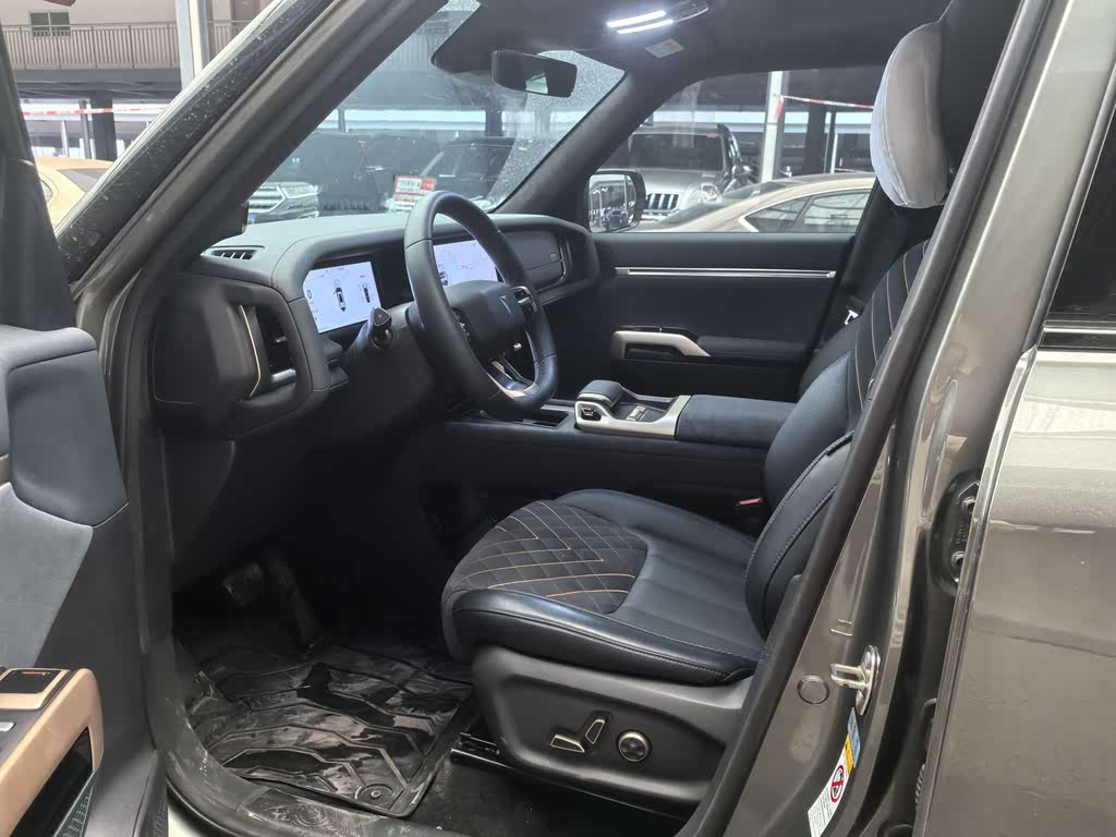 Deepal G318 2024 года, полноприводная версия с пневмоподвеской.