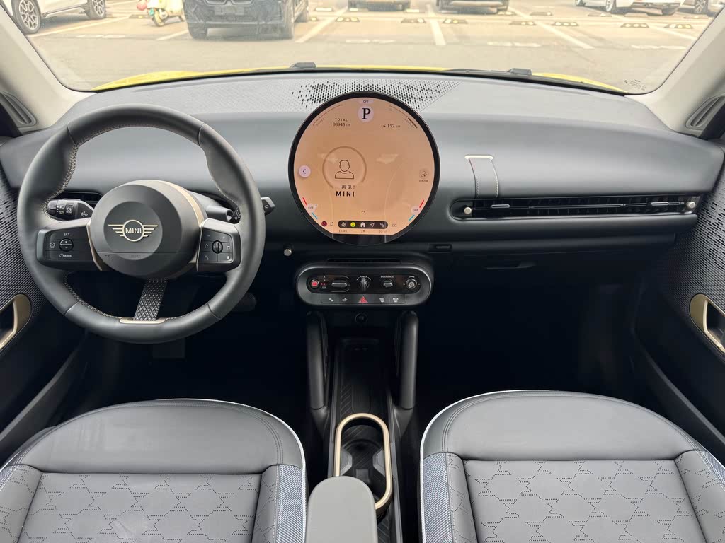 Электрический MINI Cooper COOPER E Classic 2024 модельного года, запас хода 456 км