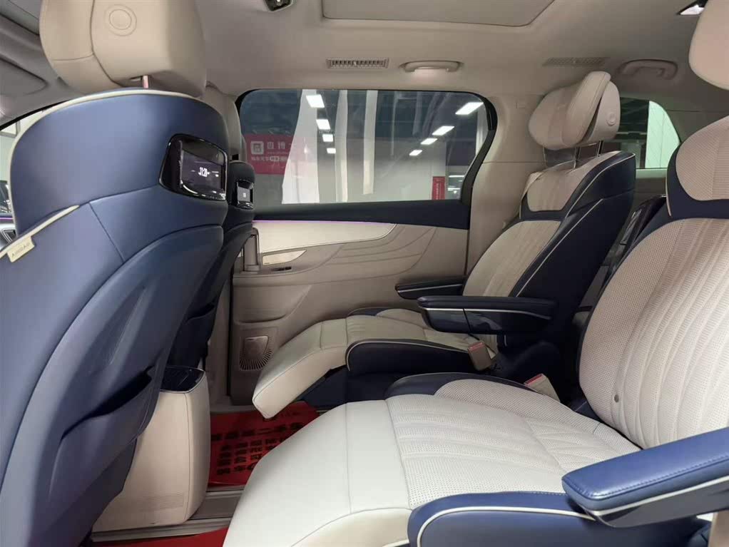 Roewe iMAX8 400TGI Supreme (2021)