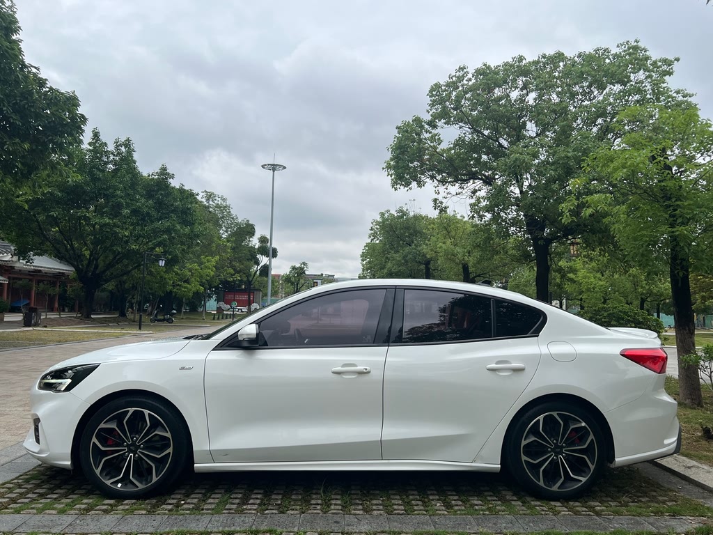 Ford Focus Sedan EcoBoost 180 ST Line (2020)
