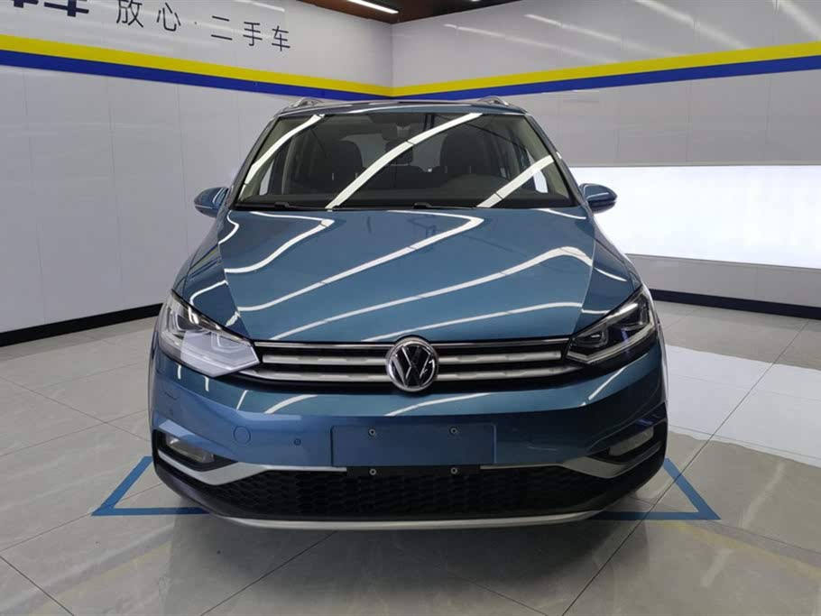 Volkswagen Touran L 280TSI DSG Adventure 7-местный, 2021 год