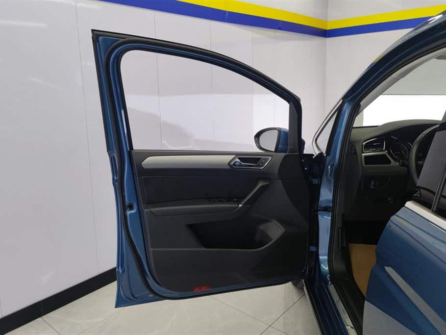 Volkswagen Touran L 280TSI DSG Adventure 7-местный, 2021 год