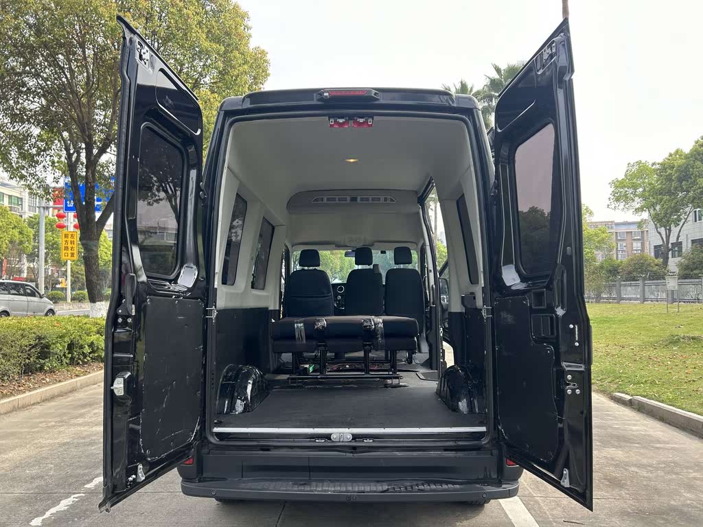 IVECO Ousheng 2021 2.0T MT короткая база, высокая крыша, боковая сдвижная дверь F1A