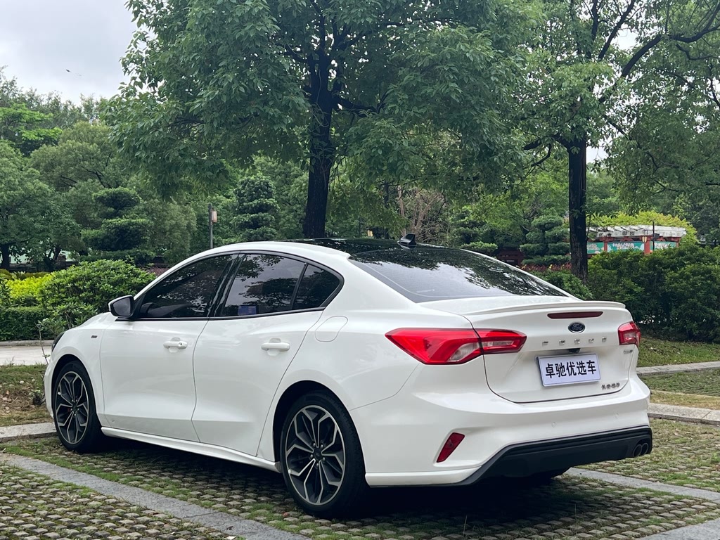 Ford Focus Sedan EcoBoost 180 ST Line (2020)