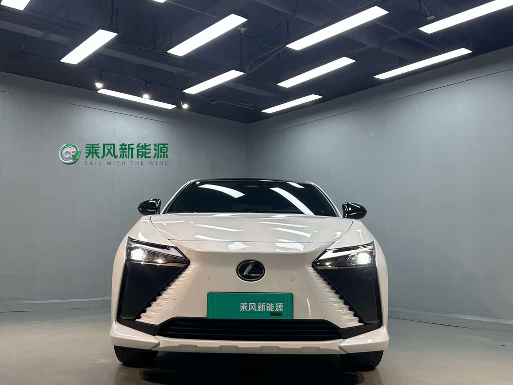 Lexus RZ 450e 2023, полноприводная версия Luxury