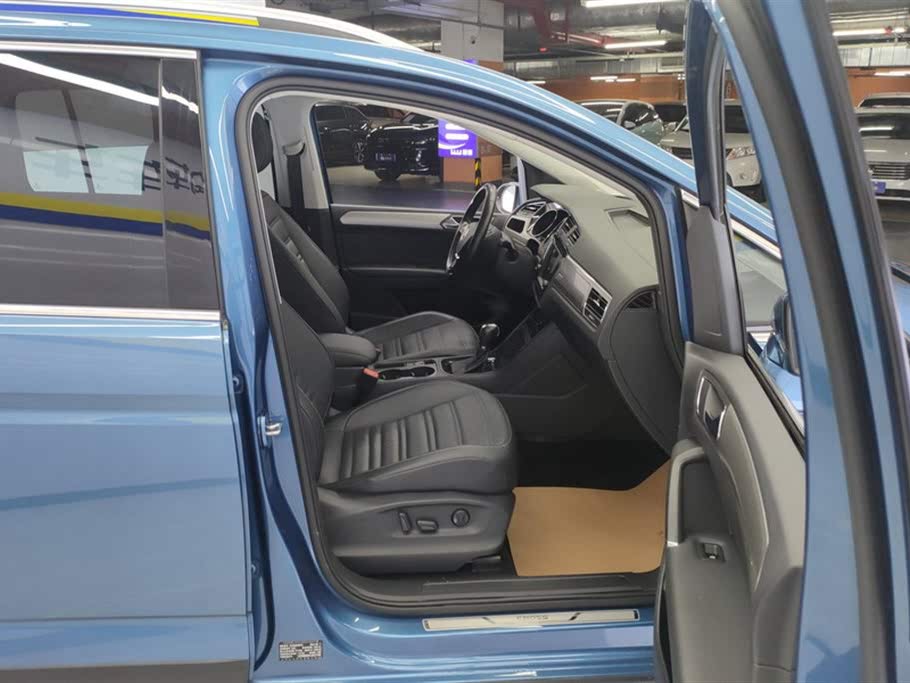 Volkswagen Touran L 280TSI DSG Adventure 7-местный, 2021 год