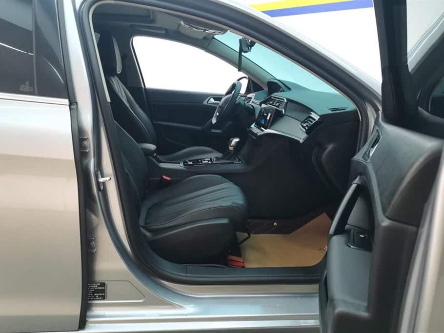Peugeot 408 1.6T "Версия, стремящаяся к свету" 2022 года