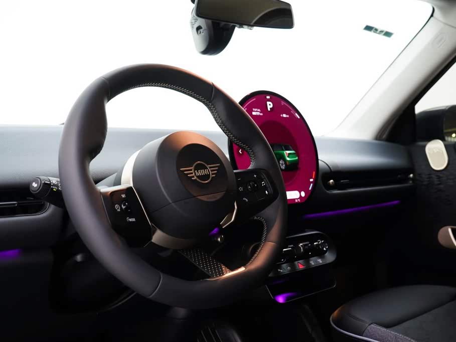 Электрический MINI Cooper COOPER E Classic 2024 с запасом хода 456 км