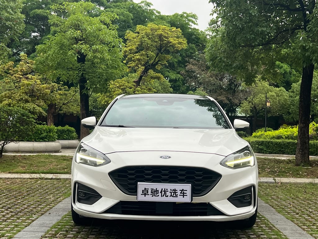 Ford Focus Sedan EcoBoost 180 ST Line (2020)