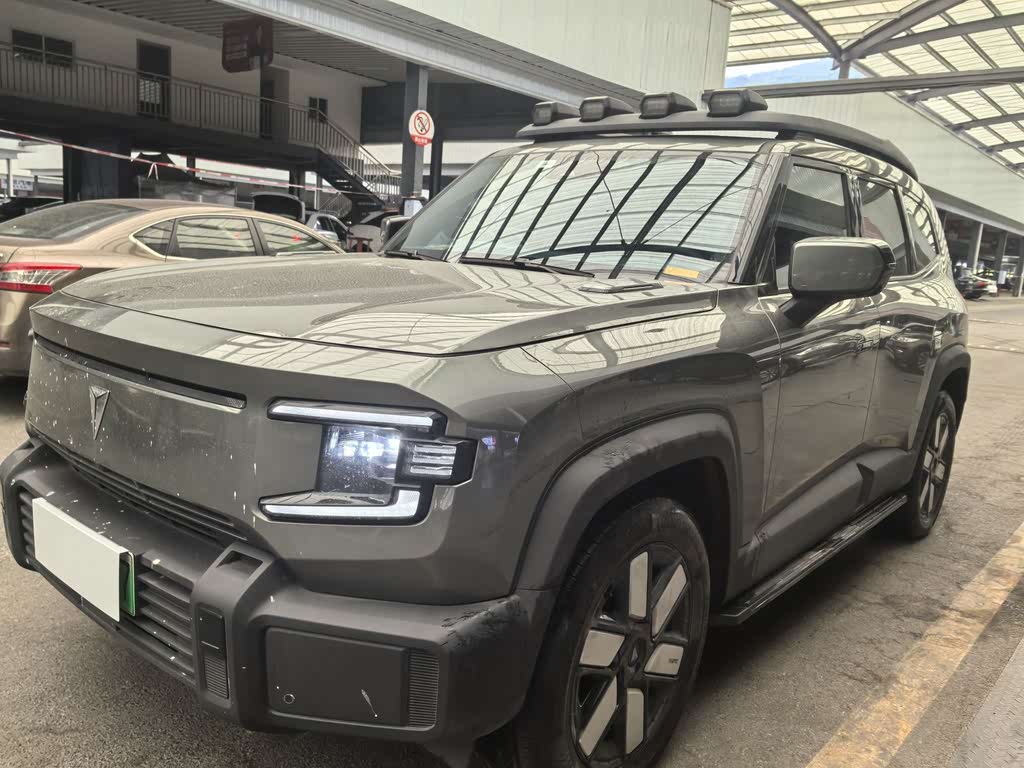Deepal G318 2024 года, полноприводная версия с пневмоподвеской.