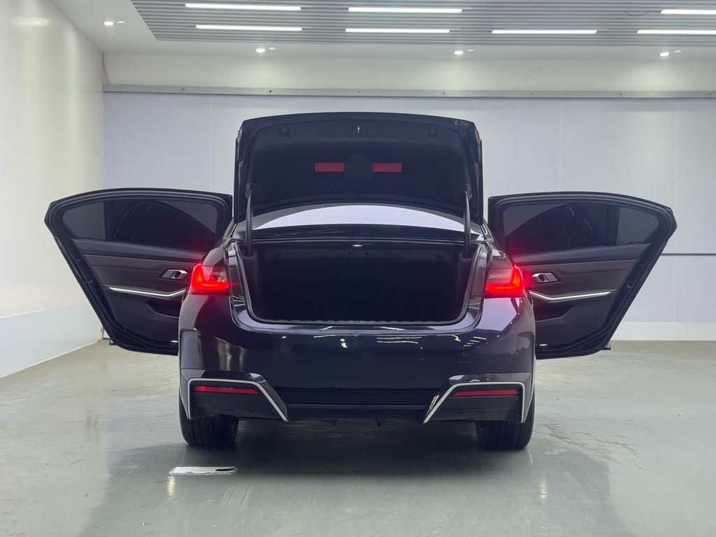 BMW i3 eDrive35L (2022)