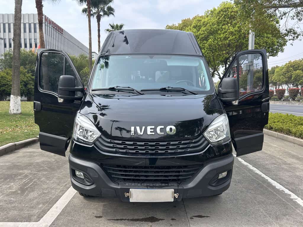IVECO Ousheng 2021 2.0T MT короткая база, высокая крыша, боковая сдвижная дверь F1A