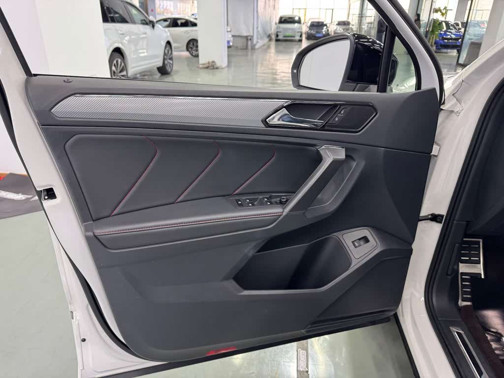 Volkswagen Tiguan X 2021 330TSI Передний привод Flagship