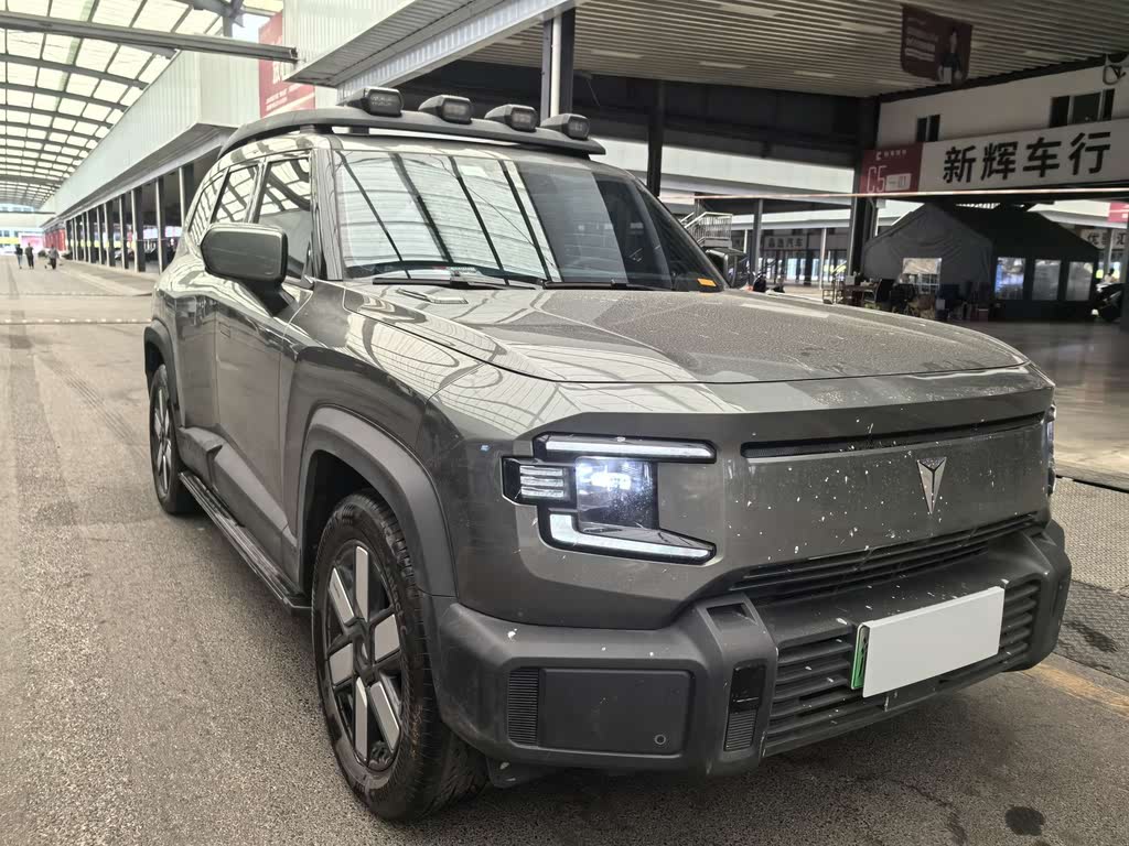 Deepal G318 2024 года, полноприводная версия с пневмоподвеской.