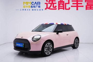 Электрический MINI Cooper COOPER E Classic 2024 с запасом хода 456 км