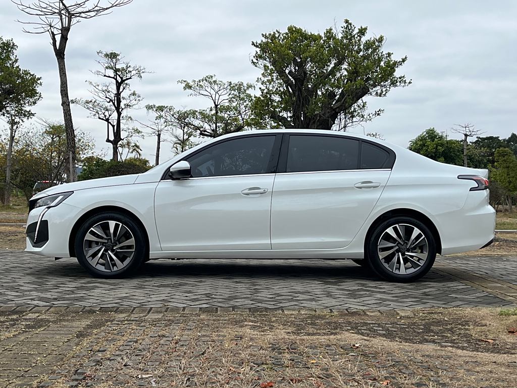 Peugeot 408 2022 1.6T Light Chaser Edition