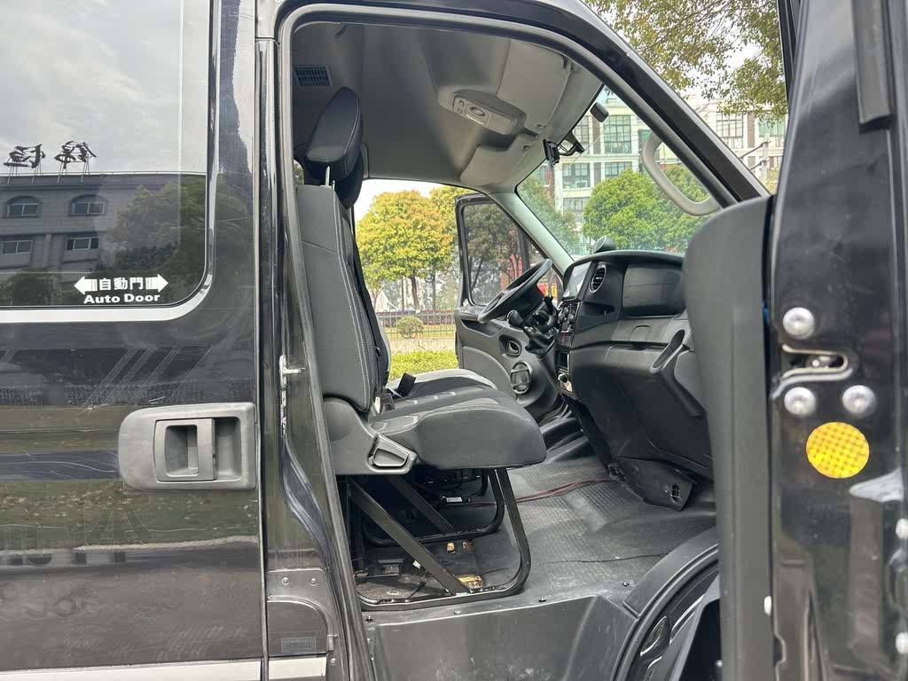 IVECO Ousheng 2021 2.0T MT короткая база, высокая крыша, боковая сдвижная дверь F1A