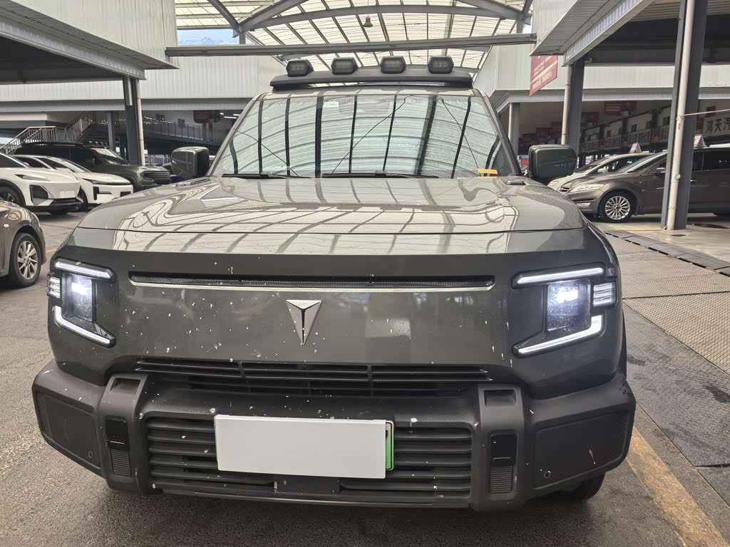 Deepal G318 2024 года, полноприводная версия с пневмоподвеской.