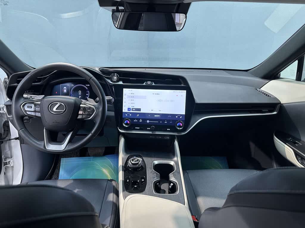 Lexus RZ 450e 2023, полноприводная версия Luxury