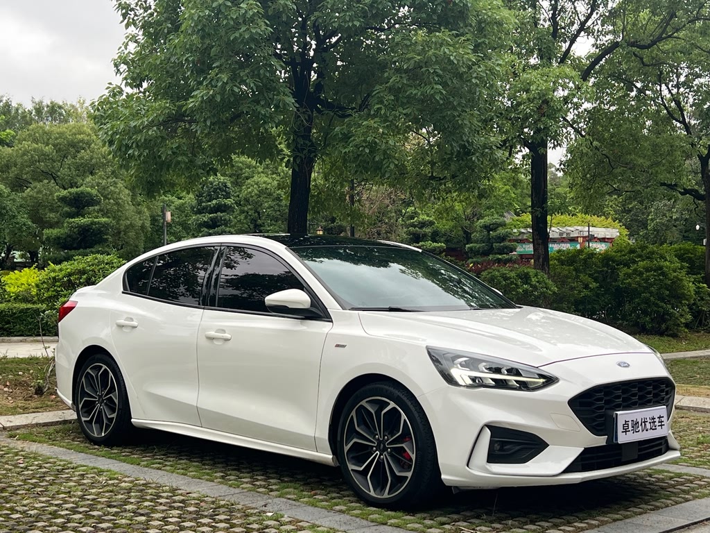 Ford Focus Sedan EcoBoost 180 ST Line (2020)