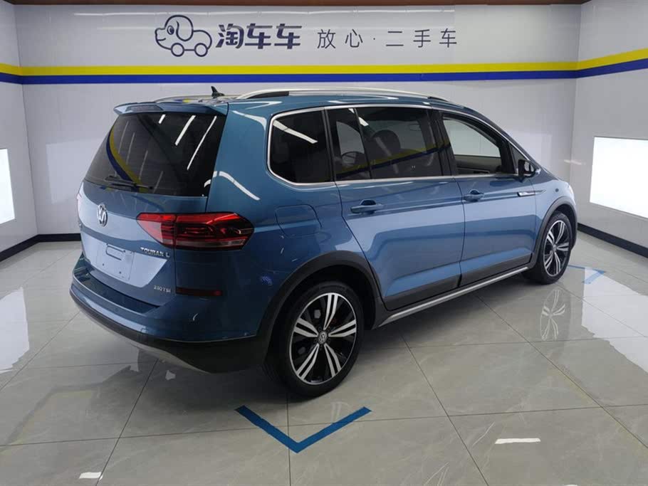 Volkswagen Touran L 280TSI DSG Adventure 7-местный, 2021 год