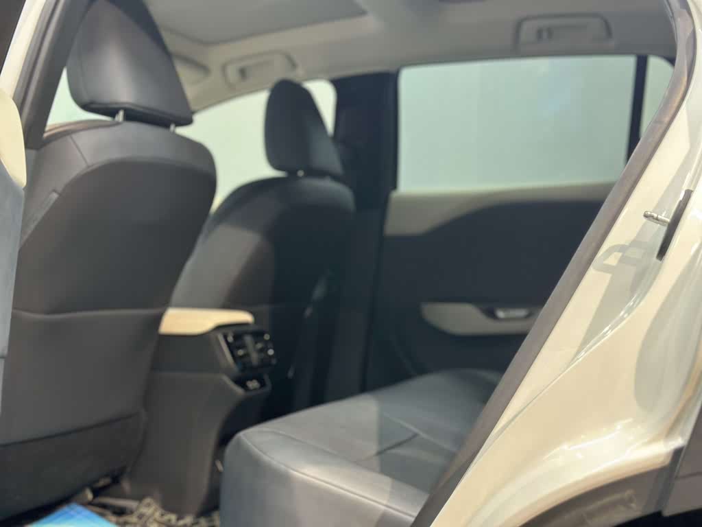 Lexus RZ 450e 2023, полноприводная версия Luxury
