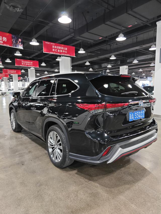 TOYOTA HIGHLANDER HYBRID Premium Edition 2022
