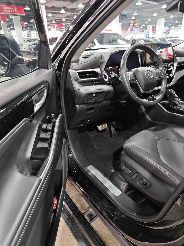 TOYOTA HIGHLANDER HYBRID Premium Edition 2022