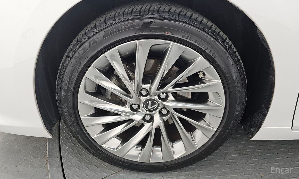 2023 Lexus ES VII Рестайлинг Executive с пробегом 37 344 км