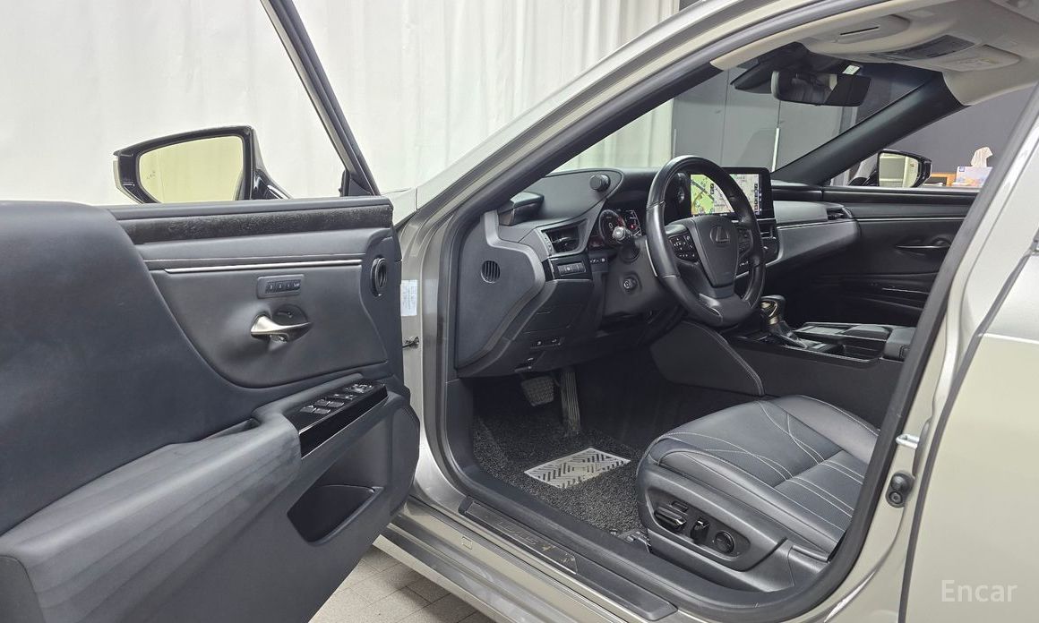 2022 Lexus ES VII Рестайлинг Luxury Plus с пробегом 33 053 км