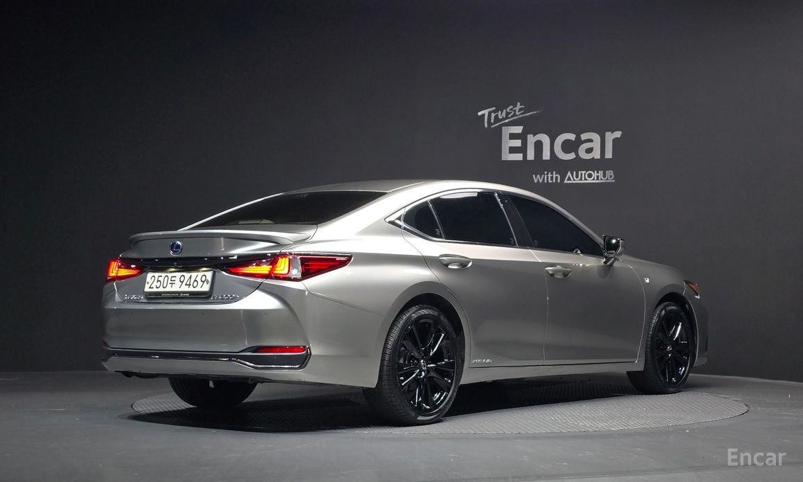 2022 Lexus ES VII Рестайлинг F-Sport с пробегом 104 339 км
