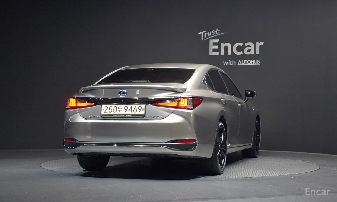 2022 Lexus ES VII Рестайлинг F-Sport с пробегом 104 339 км
