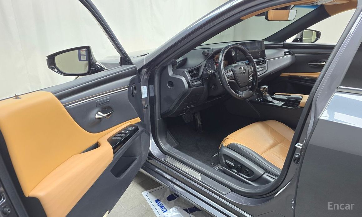 2022 Lexus ES VII Рестайлинг Luxury Plus с пробегом 43 012 км