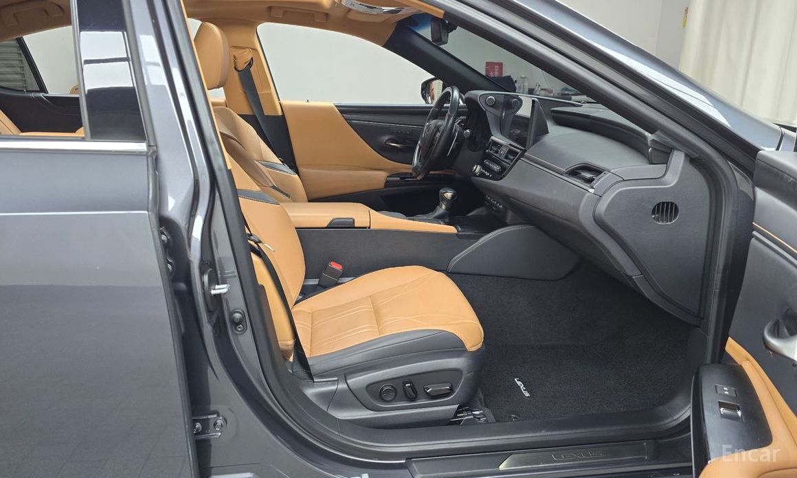 2022 Lexus ES VII Рестайлинг Luxury Plus с пробегом 43 012 км
