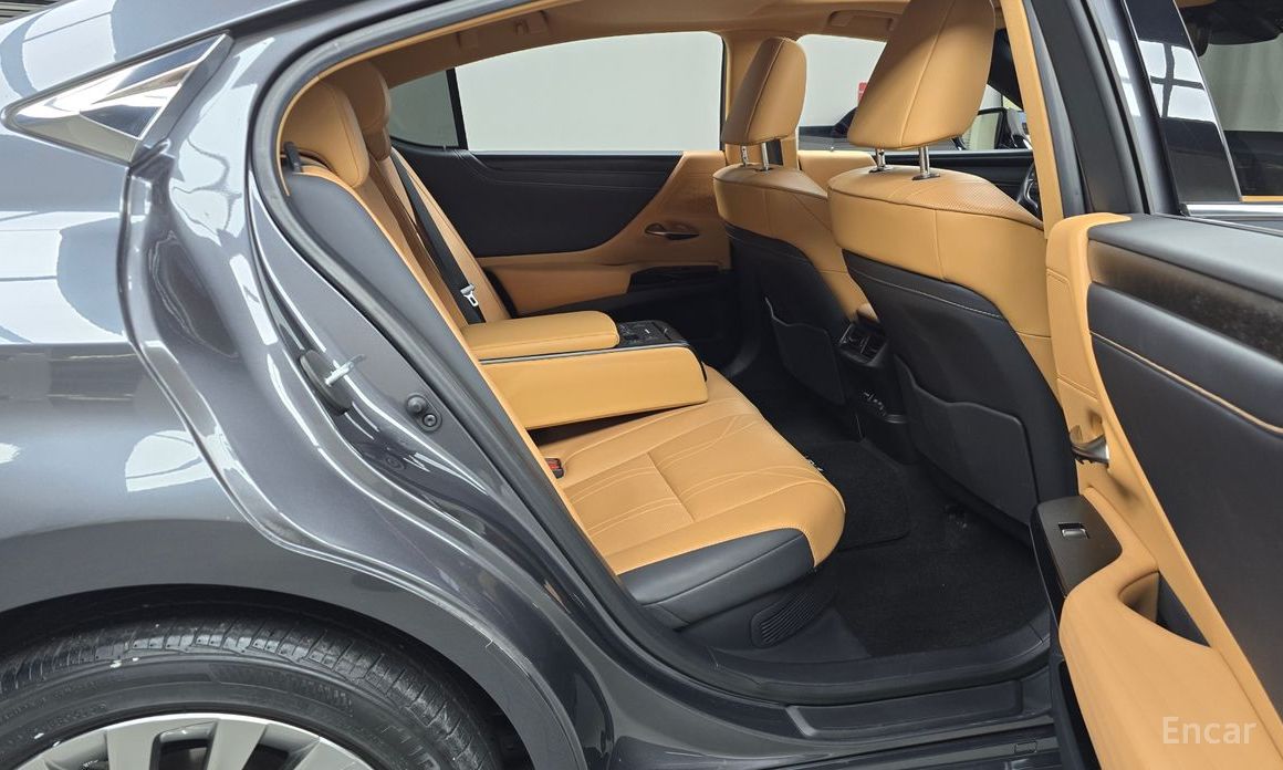 2022 Lexus ES VII Рестайлинг Luxury Plus с пробегом 43 012 км