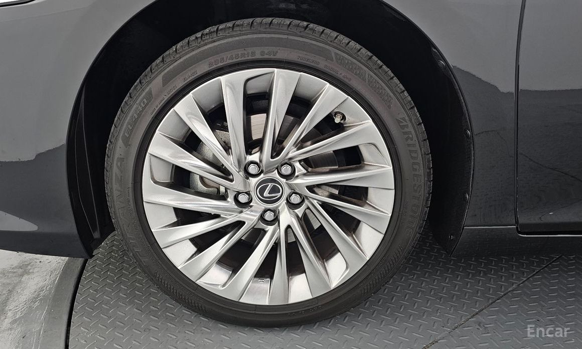2023 Lexus ES VII Рестайлинг Luxury Plus с пробегом 26 097 км