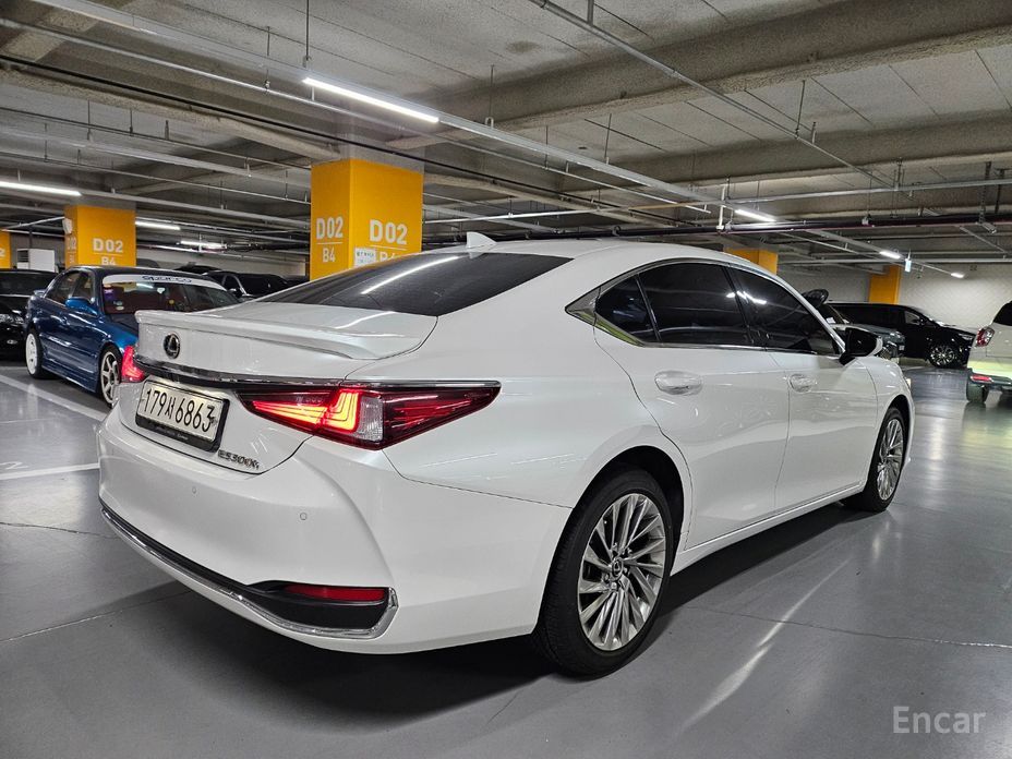 2023 Lexus ES VII Рестайлинг Luxury Plus с пробегом 24 262 км