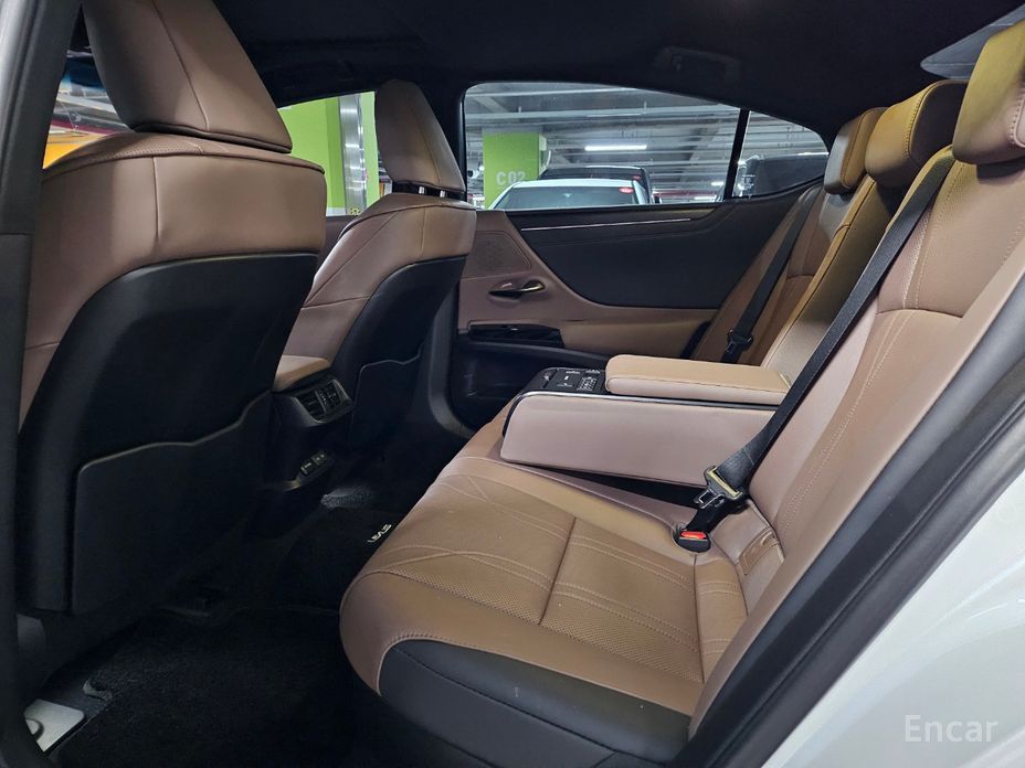 2023 Lexus ES VII Рестайлинг Luxury Plus с пробегом 24 262 км