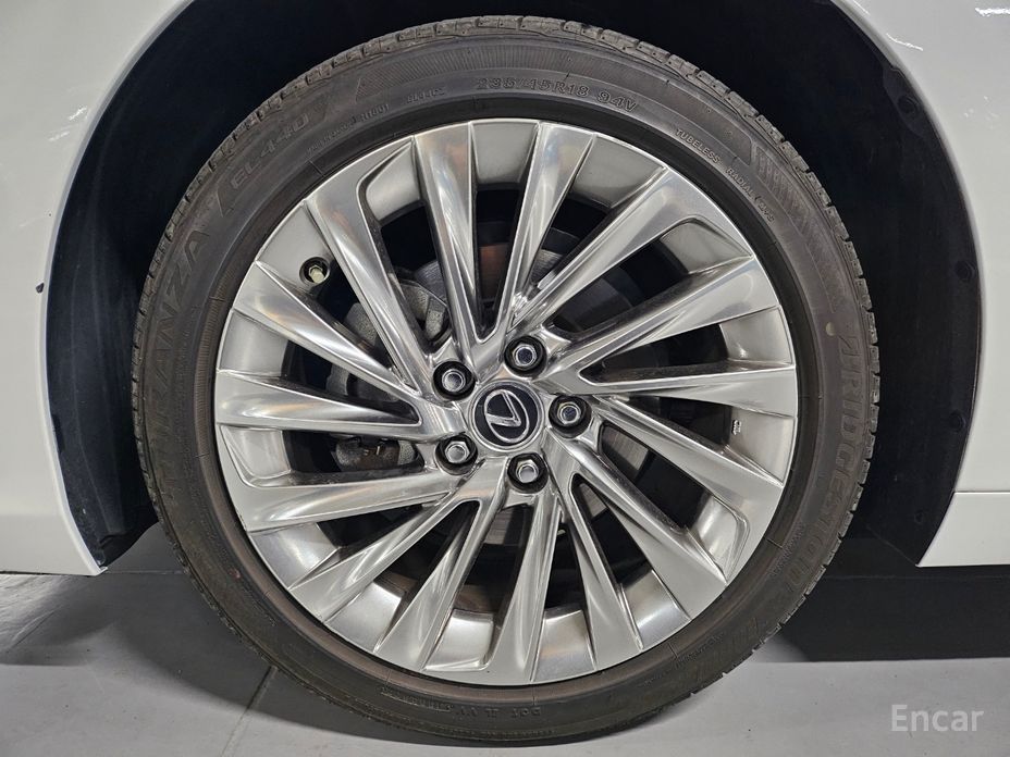 2023 Lexus ES VII Рестайлинг Luxury Plus с пробегом 24 262 км