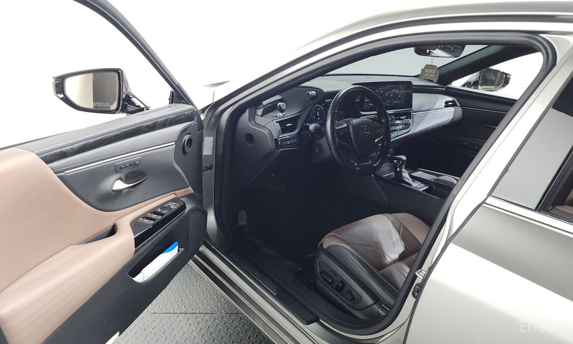 2022 Lexus ES VII Рестайлинг Luxury Plus с пробегом 84 959 км