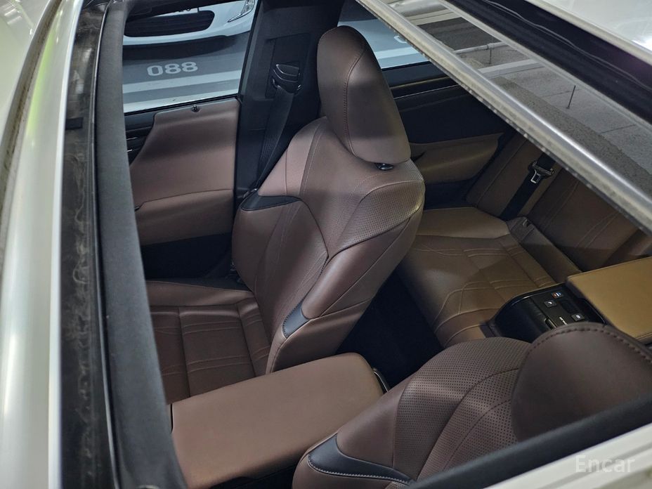 2023 Lexus ES VII Рестайлинг Luxury Plus с пробегом 24 262 км