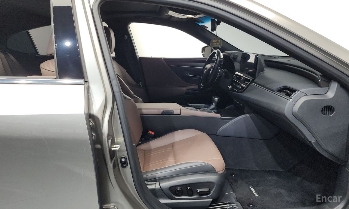 2022 Lexus ES VII Рестайлинг Luxury Plus с пробегом 84 959 км