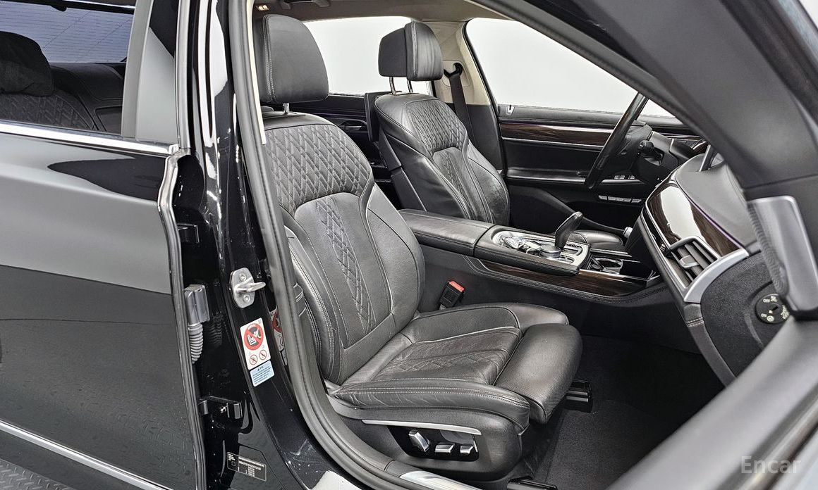 2015 BMW 7 серии VI (G11/G12) Рестайлинг 750Li xDrive Prestige с пробегом 109 234 км
